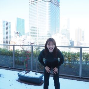 Yuka Ogura Instagram - 雪が積もった時に友達のお家で☃️

気をつけて！とみんなに言いながら一番にお尻からすっころんだ😆🥲

今年中にあと一回くらい雪に触れたいな〜

#雪 
#小倉ゆうか
#kith