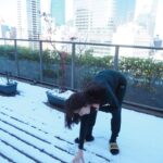 Yuka Ogura Instagram - 雪が積もった時に友達のお家で☃️ 気をつけて！とみんなに言いながら一番にお尻からすっころんだ😆🥲 今年中にあと一回くらい雪に触れたいな〜 #雪 #小倉ゆうか #kith
