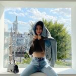 Yuka Ogura Instagram - 東京は晴れたり曇ったりと不安定ですが 皆さんのとこはどうですか？🥵 私はきのうからいろいろなことが起こり、走り回っております ふうふうしすぎて、帰ったらすぐにでも飲みたい気分🍷 #小倉ゆうか 👚FENDI 👖levi's
