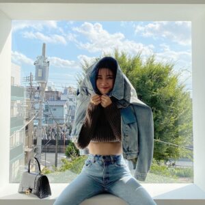 Yuka Ogura Instagram - 東京は晴れたり曇ったりと不安定ですが
皆さんのとこはどうですか？🥵
私はきのうからいろいろなことが起こり、走り回っております
ふうふうしすぎて、帰ったらすぐにでも飲みたい気分🍷

#小倉ゆうか

👚FENDI

👖levi's