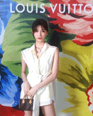 Yuka Ogura Instagram - 先日LOUIS VUITTONのショーに招待していただきました

まだまだ暑い日が続いてますが
今回のAWが素敵で冬が待ちどうしいよ☃️

今年は動画にあるルックみたいなオーバーサイズのワンピースとかコートにブーツ👢合わせるコーデがしたい気分💓

#小倉ゆうか
#louisvuitton