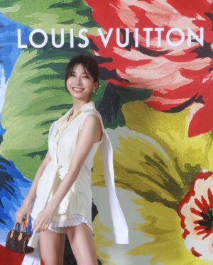 Yuka Ogura Instagram - 先日LOUIS VUITTONのショーに招待していただきました

まだまだ暑い日が続いてますが
今回のAWが素敵で冬が待ちどうしいよ☃️

今年は動画にあるルックみたいなオーバーサイズのワンピースとかコートにブーツ👢合わせるコーデがしたい気分💓

#小倉ゆうか
#louisvuitton