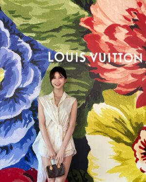 Yuka Ogura Instagram - 先日LOUIS VUITTONのショーに招待していただきました

まだまだ暑い日が続いてますが
今回のAWが素敵で冬が待ちどうしいよ☃️

今年は動画にあるルックみたいなオーバーサイズのワンピースとかコートにブーツ👢合わせるコーデがしたい気分💓

#小倉ゆうか
#louisvuitton