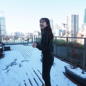 Yuka Ogura Instagram - 雪が積もった時に友達のお家で☃️

気をつけて！とみんなに言いながら一番にお尻からすっころんだ😆🥲

今年中にあと一回くらい雪に触れたいな〜

#雪 
#小倉ゆうか
#kith
