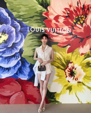 Yuka Ogura Instagram - 先日LOUIS VUITTONのショーに招待していただきました

まだまだ暑い日が続いてますが
今回のAWが素敵で冬が待ちどうしいよ☃️

今年は動画にあるルックみたいなオーバーサイズのワンピースとかコートにブーツ👢合わせるコーデがしたい気分💓

#小倉ゆうか
#louisvuitton