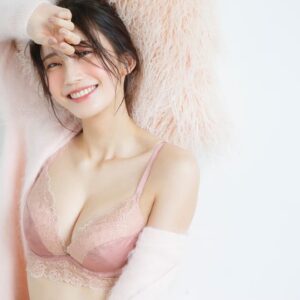 Yuka Ogura Instagram - おはようございます☀

きのうから始まったpeach John美胸ジャーナルvol.6に登場してます

今回オファーをいただいて
コンセプトにある『自分らしい輝きを求める
女性たちの今とこれからをサポートしていきます。』という言葉に共感し
受けさせていただきました。

ランジェリーとは女性にとって必要不可欠で1番近い存在であるものだから強いこだわりを持ってきました。
だからこそこの撮影に向けて女性が
憧れる体作りを頑張りました🍑
数種類のランジェリーを着用したのでPJさんホームページから確認してみてね

このランジェリーをつけた皆さんの日常が輝きますように✨

#peachjohn
#ピーチジョン 
#lingerie 
#小倉ゆうか