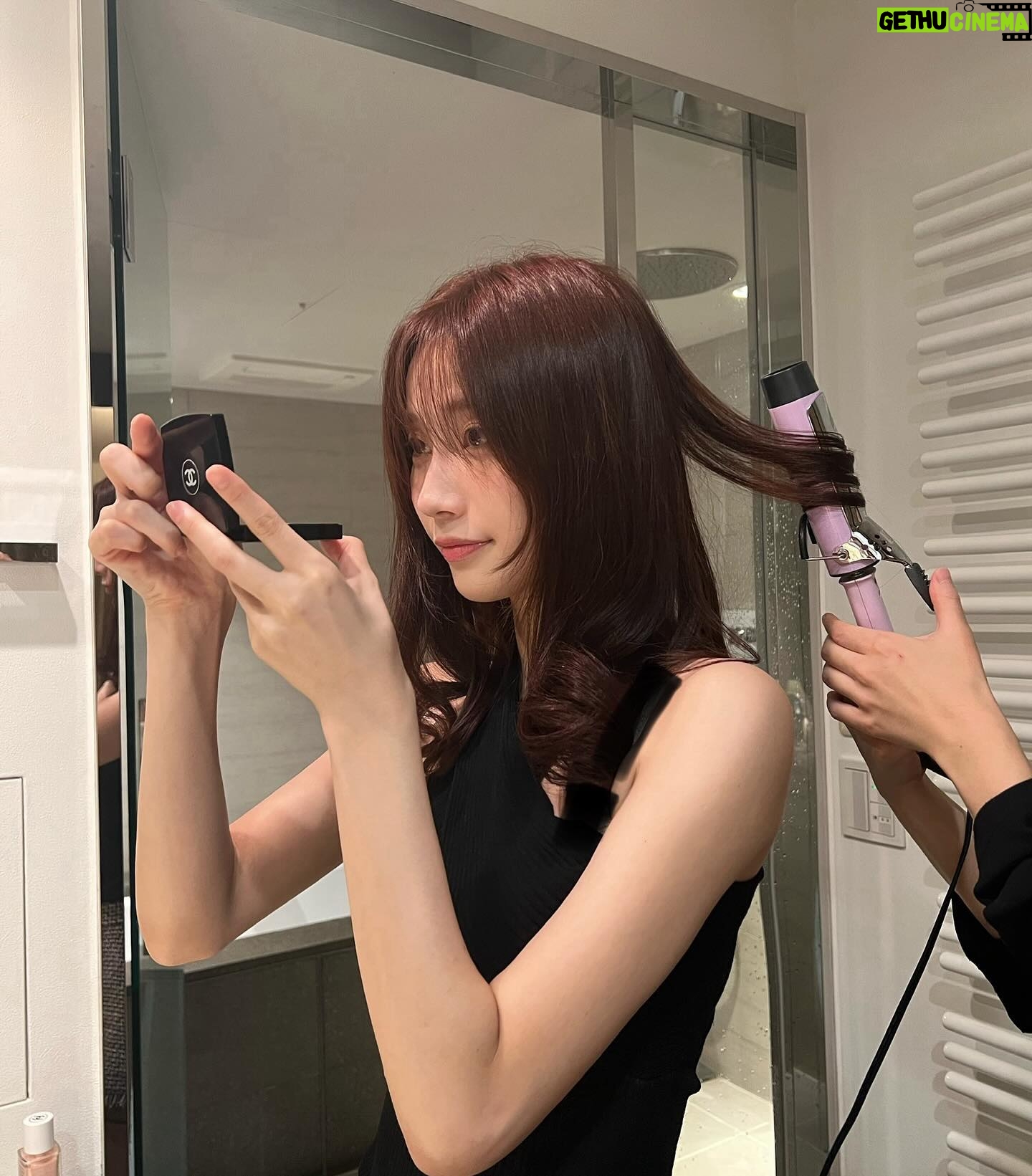 Yuka Ogura Instagram - スキンケアについて 工程ごとに それぞれ1番お気に入り、もしくはよく使うものについて説明🙆♀️🙆♀️ 1枚目 化粧水 HABAのGローション どんなに肌が弱ってる時に使ってもしみない!!大好き!! いい意味で余計なものが何も入ってないからパック前の水分補給にもいい。 他のは乾燥した時用のミストとか ちょっと美白ケアしたいなって時にいろいろ お試し中 2枚目 みんな大好きラロッシュポゼのパック 日本で未発売なので紹介するか迷ったけど もう少しで販売される噂があるので一応載せときます 3枚目 美容液 あんまり肌に栄養をいっぱい与えるのは合わないから美容液自体にこだわりは少ないけど CHANELの美容液は使った次の日何となく明るいかも?ってなるので刺激にならないように肌の調子がいい日だけたまに使う 4枚目 クリーム・乳液 ドゥラメールは使うのと使わないのとでは全く違う潤い。 が、量が多いとポツポツとニキビっぽいのができるから薄ーくぬる 乳液はクリームを使うならいらないと思うから ここ3年くらい使ってない 敏感肌で皮膚が薄くて乾燥しやすいけど色々使うとしみちゃうような人にはおすすめのラインナップだよ🫶🏼👍 #スキンケア #投稿主お疲れ