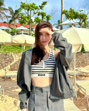 Yuka Ogura Instagram - 夏を迎えにきたよ🥰

3日間で日焼け止め一本使い終わったのに少し黒くなった気がするから帰ったら戻す😾🤜🏻

#小倉ゆうか #石垣島#またチャック空いてない？
#夏コーデ