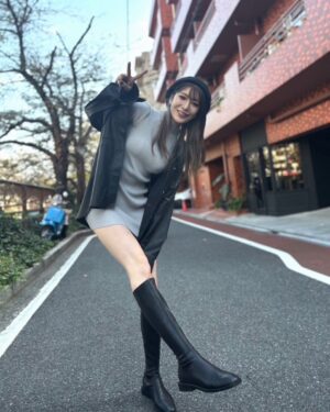 Yuki Kamifuku Instagram - -
enjoying autumn ✌🏽🐶🍂