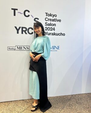 Yuki Mihara Instagram - 肩書きはタレント／ラジオDJとしている私ですが、司会のお仕事が多いです🎤♡

先日はTokyo Creative Salon、有楽町エリアでのイベントにて一日、ステージの司会を務めました。トークショーに、ライブペインティングに、ファッションショー×ダンスに、アンダーウェアショー、WONKのライブ…と刺激的な一日💫

４枚目の本は、阪急メンズ東京に3/26まで出張出店している透明書店 @tomei_1111 でゲットした本たち。
大きな出版社からではない、リトルプレスの本を扱う蔵前のお店です。今年はなんとなく、大きな流れでまとめるだけでなく、個人的なものごとを一つ一つ沢山みていきたいな〜と漠然と思っている。

この時期、東京ではファッションウィークとデザインウィークが同時開催。そんなクリエイティブの祭典を東京クリエイティブサロン(TCS)と呼びます🌏

styling by @masumi_yakuzawa 👗