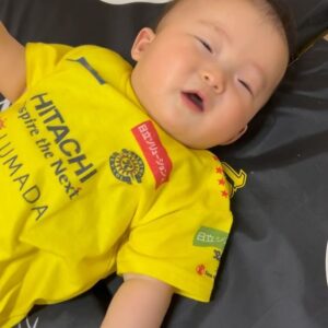 Yuki Mihara Instagram - きょうのレイソル観戦スタイル⚽️
この90年代のキャップがかぶりたかった☝️サイドのディスクをカチカチ回してサイズを調整するディスクシステム搭載！懐 
こちらは @jyuyonsai で購入。お店に昔のJリーグもの、結構ありました！ヴィンテージのレイソルグッズを探しはじめようかな〜

今日はかなり暑くて、たびたび裏に逃げながらだったけど。おしゃ夫婦と観戦できて嬉しかった🫶💕次節も応援応援🔥☀️🔥