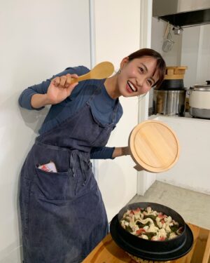 Yuki Mihara Instagram - 愛読レシピ本「食べる美容」著者
茂田さん @masakazushigeta の
お料理レッスンへ！梅雨のメニュー。

ただ作るだけじゃなく、代わりの食材とかいろんなアイデアをもらえるからレッスンは楽しい。からだのお悩み別・栄養素がとれる食材、しっかりメモりました。仲良しのみんなで作るの楽しかったし、茂田さんの和食が好みすぎる🤤🩵海藻豆腐なんて、週一で作りたいね。釜浅のこの羽釜もかなりほしぃ。。

そんな私は副鼻腔炎になったし、久しぶりに体重計乗ったら結構痩せちゃってるし、産後ヘアで髪型がきまらんし、って感じだけど、ご飯はかな〜りもりもりしっかり食べてます🌟