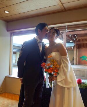 Yuki Mihara Instagram - 思い出すだけで満たされる♡

最強の相方みなみの
結婚式 in 道後温泉♨️🍊

当日は口角上がりっぱなし。
嬉しさが、喜びが一日中爆発していた！
そして結婚式が楽しすぎて、やっぱりみなみってスゲ〜！！って思いました🤣

友人代表スピーチさせてもらえて超嬉しい♡笑
きっとここ7年くらい？ 一番多くの時間を過ごした親友。思い出も面白い話もありすぎるし、みなみの好きなところ、すごいところを上げたらキリがないのですが、みなみのピュアなハートが大好きです。

外から見たら華やかに見える人だろうけど、常にささやかなことにも感動して、人の良いところをすぐに見つけて素直に褒めて、自分は全く飾らず、人のために会社のために、大変なこともどんどんやってのけちゃう人。何年一緒にいてもハッとさせられるし、なんでもできてカッコよくて、目の付け所や発想が面白くて、デカいのに赤ちゃんみたいに可愛いみなみ！笑　

そんなみなみが優しくて魅力的な優一朗と出会って家族になって、大好きなみんなに全力で祝福されている姿、本当に幸せでしかなかった。みんな芸達者すぎてもはやフェスでした。そして温泉街での修学旅行のようなサイコーの一泊二日をありがとう🤘
しっかりYACHAしました。

おばあちゃんになってもよろしくね❣️

安井さん撮影のお写真数枚お借りしました♡