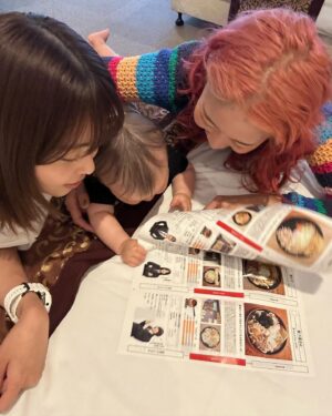 Yuki Mihara Instagram - 8 month 🌟
このときは、この動きは、今しかないんだ🥹すぐ大きくなってしまう🥹と思いながら日々過ごしてます
まだおすわりもできないけど、町中華来たおっさん風(バンボに座ってる)🤣🤣はぁかわい。