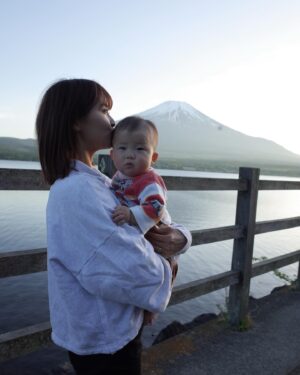 Yuki Mihara Instagram - 8 month 🌟
このときは、この動きは、今しかないんだ🥹すぐ大きくなってしまう🥹と思いながら日々過ごしてます
まだおすわりもできないけど、町中華来たおっさん風(バンボに座ってる)🤣🤣はぁかわい。