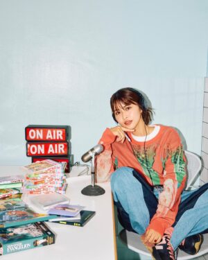Yuki Mihara Instagram - この写真私らしくてすごい好き❤️
MORE、流石です❤️
机の上の作品たちは、全てこれまでのpodcastで話したもので、企画してくださった方の愛を感じた❤️

こちらはアザーカット。
今日発売の雑誌「MORE」10月号の
「ようこそ、ラジオ&ポッドキャスト沼へ！」という特集。私はPodcastの魅力を語っています🎙
@moremagjp 見てね♡

時間を気にせずおしゃべりできる、ニッチな話ができる、答えを出さなくていい、考えながら進んでもいい、間違ってもいい。賢者じゃなくていい。自分が思うこと、言っていい。ポッドキャストはそんな空間だから、私もやれてる。

タナソーさんと一緒に、音楽や映画から世界をみつめる #poplifethepodcast は今朝も配信されたばかりー！

世界でヒットしているマネスキンやオリヴィア・ロドリゴの話からTikTokの面白さと面白くなさ、TVの話へ…

そして今夜はラジオも📻
毎週土曜日18時〜21時
FM NACK5「N-FIELD」
スポーツ&エンタメ情報を中心に、リスナーと繋がる番組

23時からはJ-WAVE
「ROPPONGI PASSION PIT」
ボスことディーン・フジオカさんと、毎週ゲストのキャリアを振り返りながら、情熱を採取する番組📻
(日曜日24時には #FM802 でO.A)

番組によって、私のテンションや話し方はかなり違います。一人かどうか、話す相手との関係性、届けたい人との向き合い方、番組で作りたい世界観。でも結局は自分だから、そこから出てくるものは同じです。話すってことはなんと難しく、面白いんだろうか🥭

可愛くしてくれたプロたち
📷  @moriwakimoriwaki 
👚 @masumi_yakuzawa 
💄 @karen___lemon