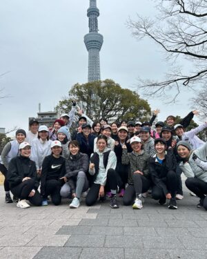 Yuki Mihara Instagram - 今年も…！！！
名古屋ウィメンズマラソン走ります🌸🏃‍♀️
2015年に初めて走って、今や自分にとっての毎年恒例行事。

産後はあまり走れてないので
今回は42.195km完走する自信もないけど、
"今までと同じように"できなくてもいいんです。
忙しくて頻度が落ちても、走力が落ちても、ぜーんぜんいい。好きなことは続けられる♡

そんな思いを胸に、できるとこまで走ってみようと思います🌸
それに、主宰しているランニングコミュニティ @go_girrrl のみんなとスタート地点に立ちたい！
今年のGOGIRLからの名古屋ウィメンズマラソン参加者は、45名。過去最多✨

当日に着る @newbalancerunning の
新作ウェアを早速着てみた。
形もカラーも超いい！！！かわいい！！！！
一気にモチベーション上がりました。
いまはショートパンツが気分♡
シューズはFresh Foam X 1080 v13 X13
名古屋ウィメンズ限定カラー。

最後の写真は、最近GOGIRLのみんなで13km走って日本橋でクラフトビールを飲んだ日。
みんなよく走れるようになったねぇ…

3/10。楽しみだ！
#名古屋ウィメンズマラソン
#newbalanceruuning
#runyourway