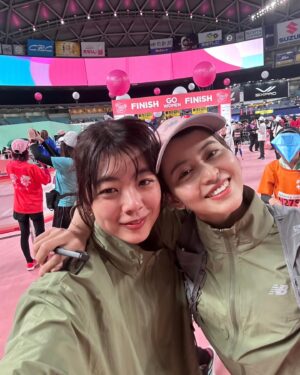 Yuki Mihara Instagram - 名古屋ウィメンズマラソン
42.195km 完走🏅🩵

この大会、8回目の完走！だけど
出産してからも完走できた今回は
今までとはまた全然意味も感動も違うんだ☺️

みなみも9回目の完走だね！
毎回足を痛めても、走り続けるみなみ🥹
この8年のうちに私たちの生活もライフステージも大きく変わったけど、続けてるってすごくない？✌️

われらがGOGIRLも
出走した総勢45名、全員完走👏😭🩵
みんな、すばらしすぎる。感動です！

それぞれのドラマがある42.195km。
やっぱマラソンっていいよな〜と
思ってしまいました！

ボランティアの皆さん、沿道で応援してくれた皆さん、たくさんサポートしてくださったNewBalanceとBOOMERのみなさんのおかげです。ありがとうございました！！