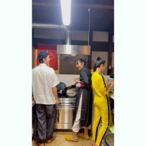 Yuki Mihara Instagram - チャイナパーティー🍜🇨🇳
ただ家で中華料理を作って食べただけなんだけど。
衣装をAmazonで買ったら大盛り上がりした⤴︎
まちょ最高😂😂😂(動画参照)

みなみチャン主導の中華料理めちゃくちゃ美味しかった〜❣️音楽かけて、ジャッキーチェン&少林サッカーをみた⚽️