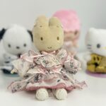 Yuki Kashiwagi Instagram - ♡➸➸➸♡➸➸➸♡ AKBの天才衣装チーム、 オサレカンパニーの皆さんから卒業のお祝いに こーんな可愛いプレゼントをいただきました🥲✨ わたしの大好きなサンリオキャラクターたちが わたしの好きなAKB衣装を着てるんです🥹🤍 可愛すぎ！！愛おしい！！！🥲🫶🏻 ずーーーっと大切にします🎁💐 @osarecompany