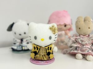 Yuki Kashiwagi Instagram - ♡➸➸➸♡➸➸➸♡

AKBの天才衣装チーム、
オサレカンパニーの皆さんから卒業のお祝いに
こーんな可愛いプレゼントをいただきました🥲✨

わたしの大好きなサンリオキャラクターたちが
わたしの好きなAKB衣装を着てるんです🥹🤍

可愛すぎ！！愛おしい！！！🥲🫶🏻
ずーーーっと大切にします🎁💐

@osarecompany