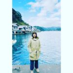 Yuki Sakurai Instagram - 皆様こんにちは 3月25日放送『満天のゴール』（NHK BS4K、21時～）に出演させていただきます。 絶賛撮影中で、既に京都伊根の魅力にメロメロになっています 本当に素敵な場所です。 共演者の加藤シゲアキさん、風吹ジュンさん、柄本明さん、他キャスト、スタッフの皆様と 原作、脚本の世界観を大切に丁寧に作品を作りあげていきたいと思います。 伊根は鰤しゃぶ発祥の地らしいですよ 絶品過ぎて寝ても覚めても鰤しゃぶの事で頭がいっぱいです すきあらば鰤しゃぶを食べているのでそろそろ鰤になるかもしれません 　　　　　　　　　　　　　　　　　　　　桜井