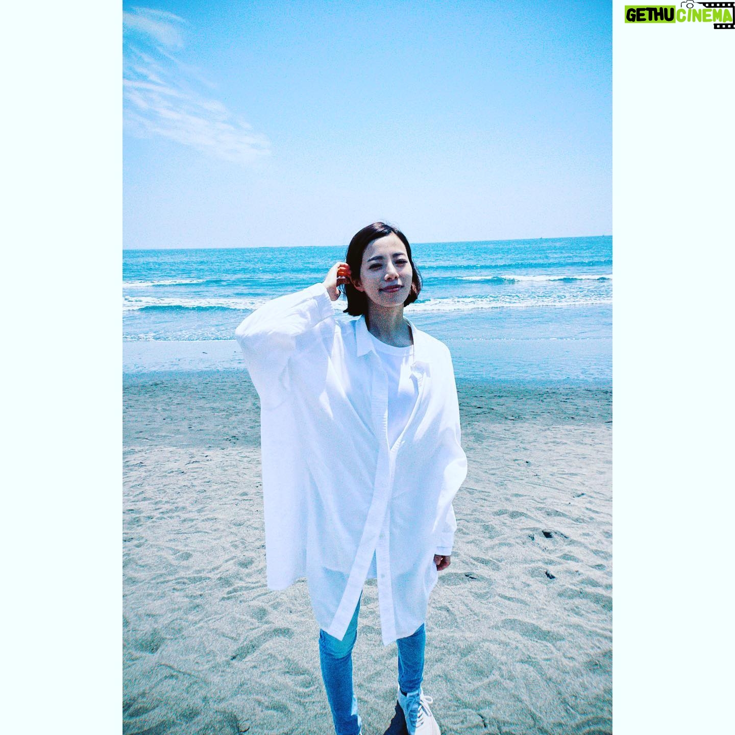 Yuki Sakurai - 16.4K Likes - 皆様こんにちは
海、砂浜、白シャツ、デニム、そして青い空。
もう爽やかしか詰まってない
たまには私も爽やかな風を吹かせたいです
ただ今日、眉毛濃
桜井
※すみません。。編集しようとしたら間違えて削除してしまいましたので再度投稿しました。。