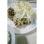 Yuki Sakurai Instagram - 皆様こんにちわ スタジオの食堂で「キャベツ大盛りにしてください」とお願いしたら「いっぱい食べて頑張ってね！！」と唐揚げがかぶるくらいのキャベツを盛ってくださいました 温かいお言葉とモリモリキャベツの優しみ。頑張れます。 皆様、虎に翼観てますか？ 私は先週から毎話大号泣です 頼む。みんな幸せになってくれ 最近ピーマンの生食にハマってます 昨日はピーマン6個食べました 皆様良き一日をお過ごしください 　　　　　　　　　　　　　　　　　桜井