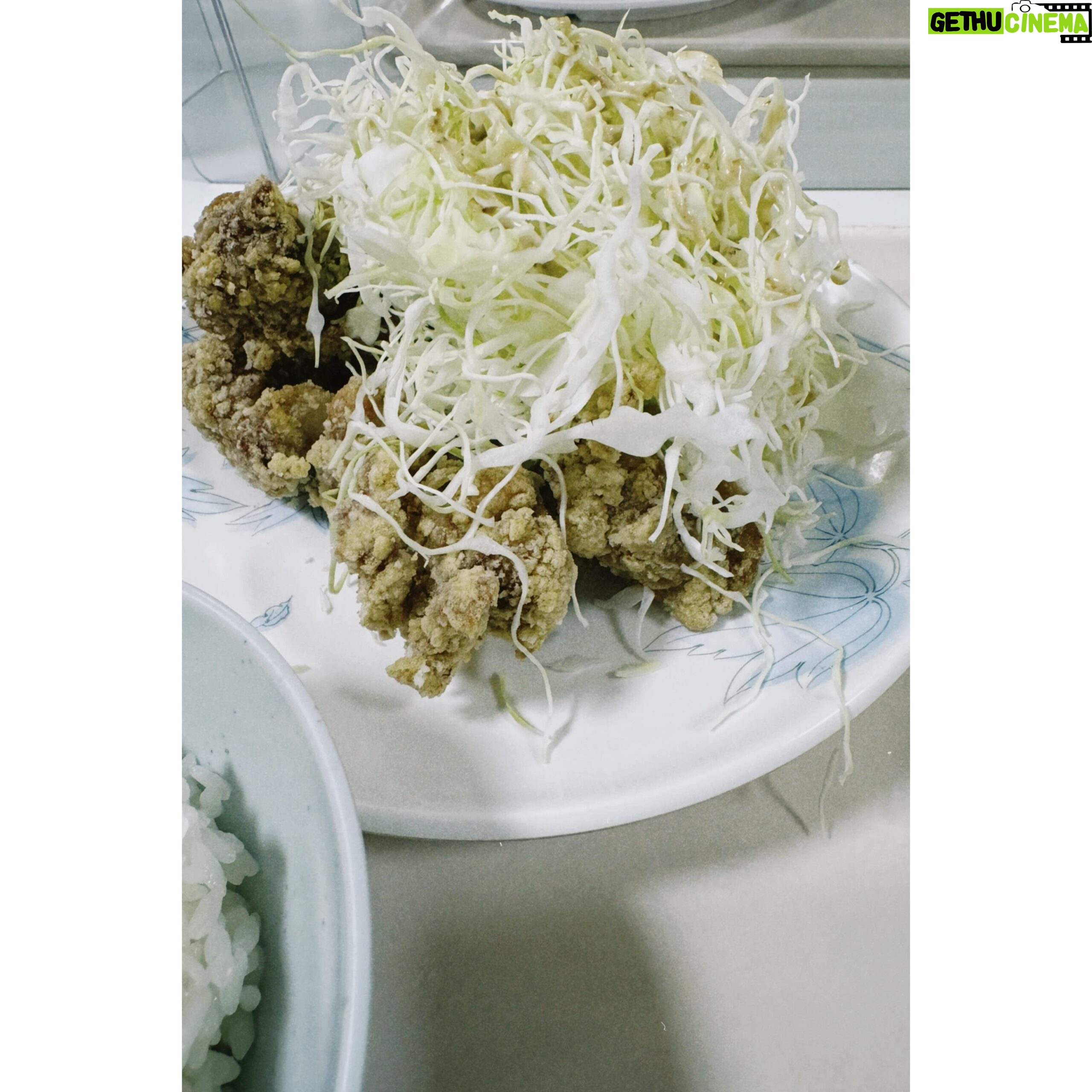 Yuki Sakurai - 14.9K Likes - 皆様こんにちわ
スタジオの食堂で「キャベツ大盛りにしてください」とお願いしたら「いっぱい食べて頑張ってね!!」と唐揚げがかぶるくらいのキャベツを盛ってくださいました
温かいお言葉とモリモリキャベツの優しみ。頑張れます。
皆様、虎に翼観てますか?
私は先週から毎話大号泣です
頼む。みんな幸せになってくれ
最近ピーマンの生食にハマってます
昨日はピーマン6個食べました
皆様良き一日をお過ごしください
桜井