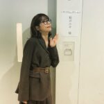 Yuki Sakurai Instagram - 皆様こんにちは。 昨夜の真犯人フラグ、観てくださってありがとうございました。 押し入れを開ける事が出来わたしもスッキリしました。隠し事はいけませんね そしてそして今日は、19時〜「有吉ゼミ2時間SP」に出演させて頂きます。 そこで一つ皆様に事前報告がありまして この収録の日、右目が頑固な充血を起こしておりまして少々お見苦しい桜井となっております。すみません。 よろしくお願い致します。 毎回この名前札の前で写真撮りたくなるのは何故だろう 　　　　　　　　　　　　　　　　　　　桜井