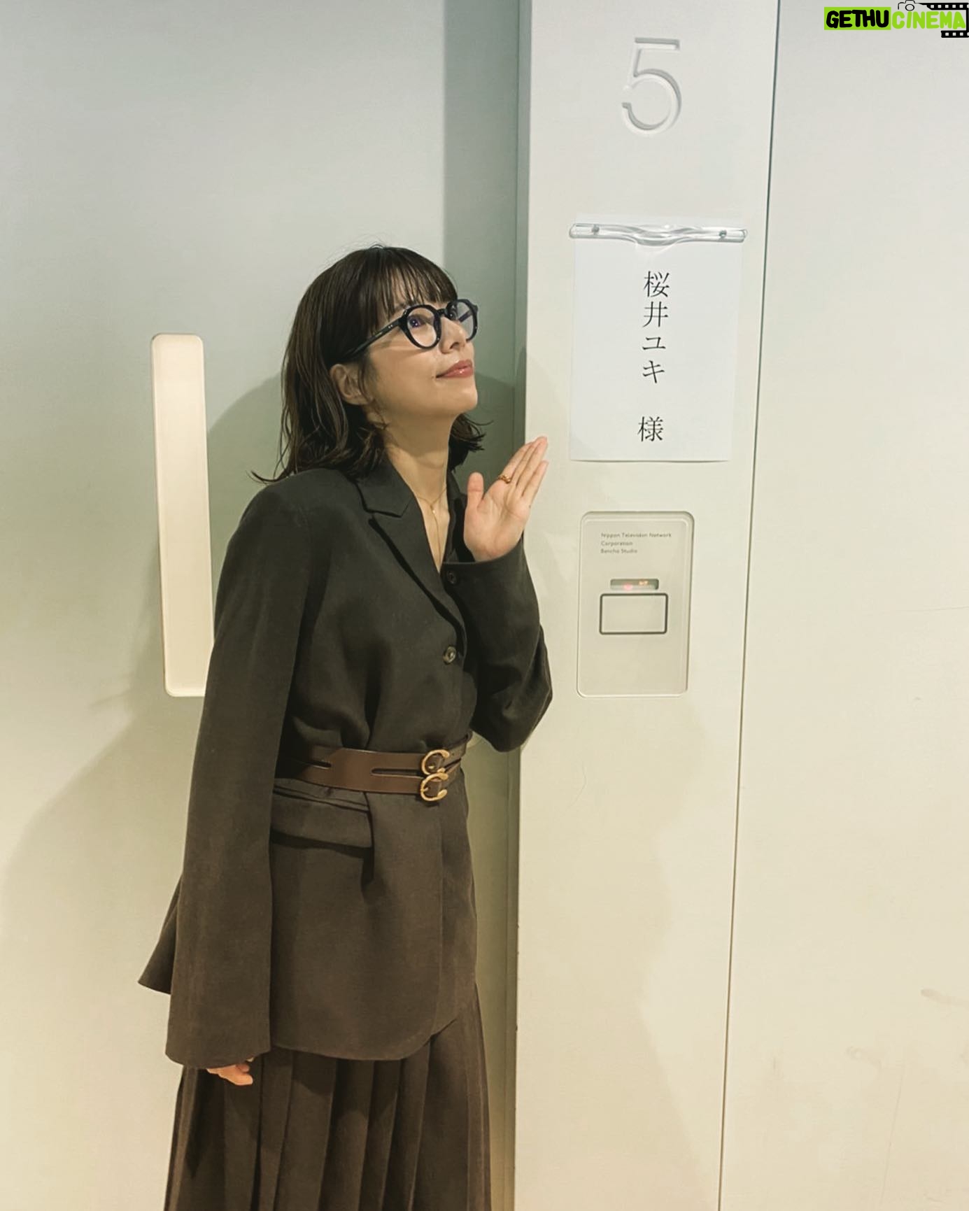 Yuki Sakurai - 19.7K Likes - 皆様こんにちは。
昨夜の真犯人フラグ、観てくださってありがとうございました。
押し入れを開ける事が出来わたしもスッキリしました。隠し事はいけませんね
そしてそして今日は、19時〜「有吉ゼミ2時間SP」に出演させて頂きます。
そこで一つ皆様に事前報告がありまして
この収録の日、右目が頑固な充血を起こしておりまして少々お見苦しい桜井となっております。すみません。
よろしくお願い致します。
毎回この名前札の前で写真撮りたくなるのは何故だろう
桜井