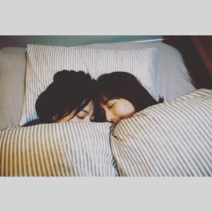 Yuki Sakurai Instagram - 皆様こんばんは

ボーイフレンド降臨！第3話、今夜11時より放送です。

雨にも風にも負けず日々楽しく撮影しております

すっかり秋ですね

肌寒くなってきましたね

という事で

合間に添い寝してみました

皆様良い一日を

　　　　　　　　　　　　　　　　　　　桜井