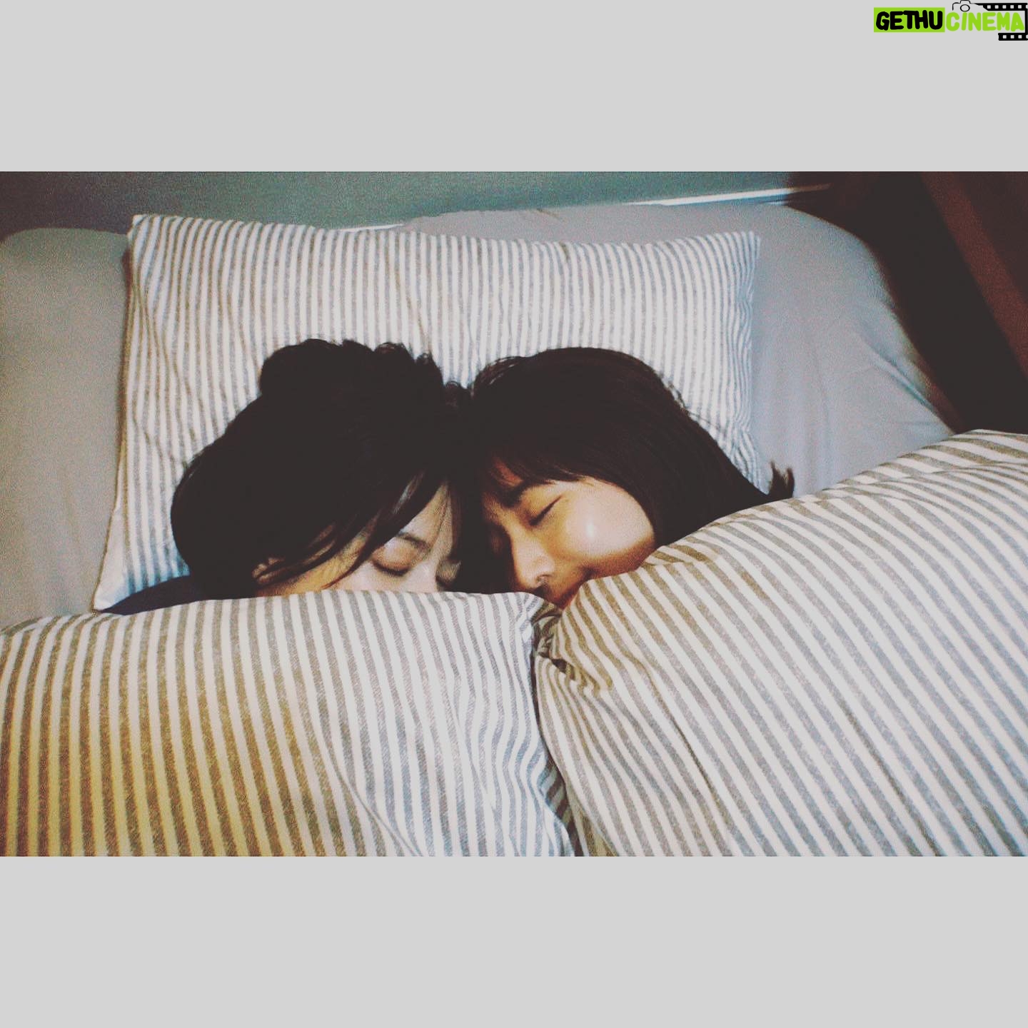 Yuki Sakurai - 22.7K Likes - 皆様こんばんは
ボーイフレンド降臨!第3話、今夜11時より放送です。
雨にも風にも負けず日々楽しく撮影しております
すっかり秋ですね
肌寒くなってきましたね
という事で
合間に添い寝してみました
皆様良い一日を
桜井