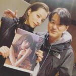 Yuki Sakurai Instagram - 写真集イベント、オンラインに参加してくださった皆様、写真集を購入して下さった方々、本当にありがとうございました。 とても楽しい時間でした。 遠くからお越しくださった方もたくさんいて、本当に有り難く、嬉しさに溢れたルンルンな1日でした。 写真は、お忙しい中遊びに来てくださったカメラマンのアンディさん。 本当に素晴らしい写真を撮られる大尊敬の方なのに、とても気さくで撮影中もたくさん笑わせてくださいました。 素晴らしいスタッフさん達に支えられて出来きあがった写真集。まだまだたくさんの方に見て頂きたいです。 年末年始に食べ過ぎて、写真集と全然違うじゃんって言われない様に気をつけます と、言いながら食後のクロワッサンを食べるの巻 　　　　　　　　　　　　　　　　　　　　　桜井