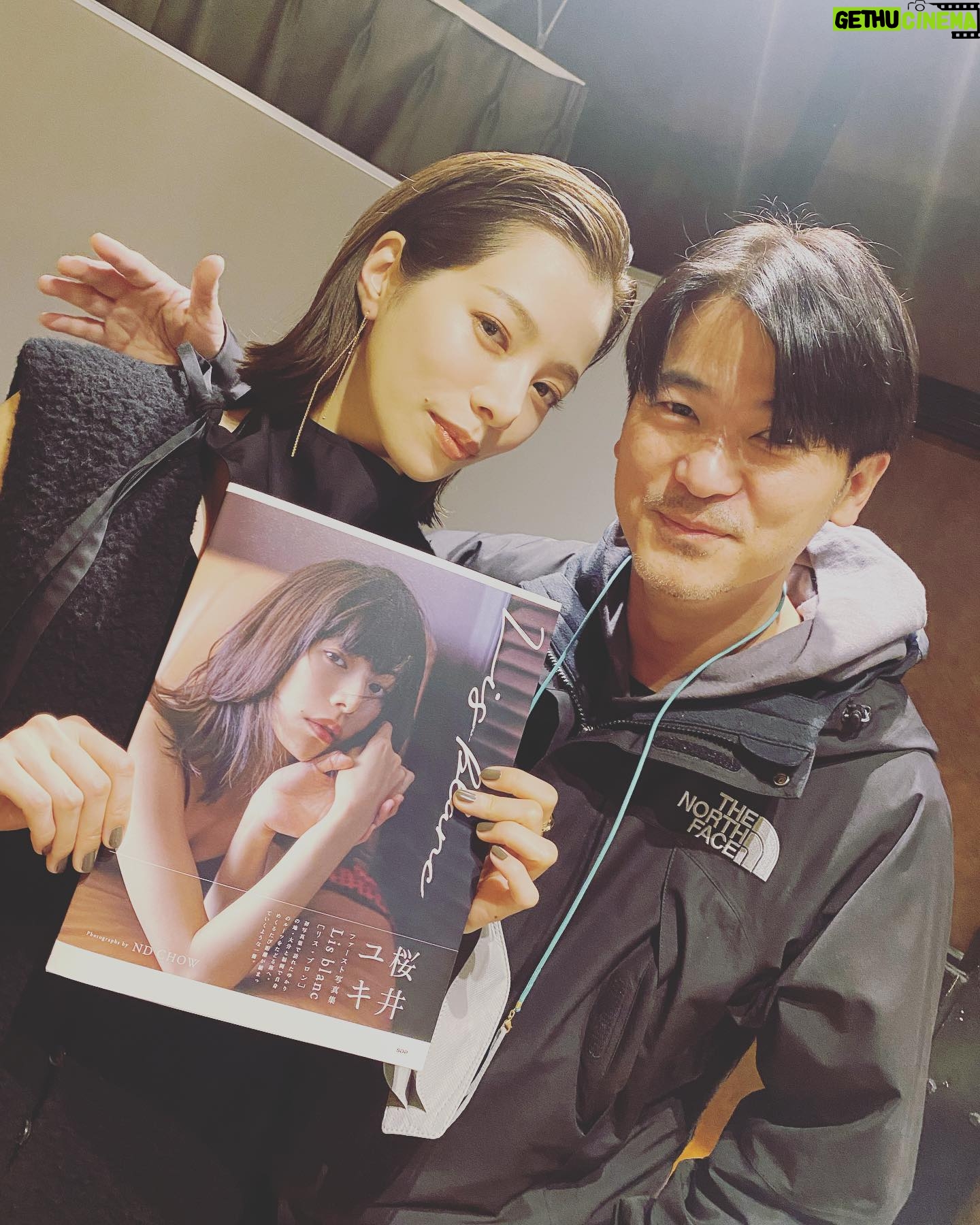 Yuki Sakurai - 21.7K Likes - 写真集イベント、オンラインに参加してくださった皆様、写真集を購入して下さった方々、本当にありがとうございました。
とても楽しい時間でした。
遠くからお越しくださった方もたくさんいて、本当に有り難く、嬉しさに溢れたルンルンな1日でした。
写真は、お忙しい中遊びに来てくださったカメラマンのアンディさん。
本当に素晴らしい写真を撮られる大尊敬の方なのに、とても気さくで撮影中もたくさん笑わせてくださいました。
素晴らしいスタッフさん達に支えられて出来きあがった写真集。まだまだたくさんの方に見て頂きたいです。
年末年始に食べ過ぎて、写真集と全然違うじゃんって言われない様に気をつけます
と、言いながら食後のクロワッサンを食べるの巻
桜井