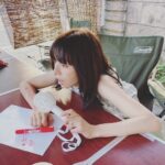 Yuki Sakurai Instagram - 扇風機であーーーーてするやつ 撮影中だってこんな時間はあります。 明日はハーゲンダッツ「濃苺」発売日です。るんるんしてます。 コメント下さった方の情報ではすでにフライング濃苺してるとの事だったのですが桜井はまだ出会えていません 待ってろよ、濃苺 ※血も指輪も撮影用でーす 　　　　　　　　　　　　　　　　　　　　桜井