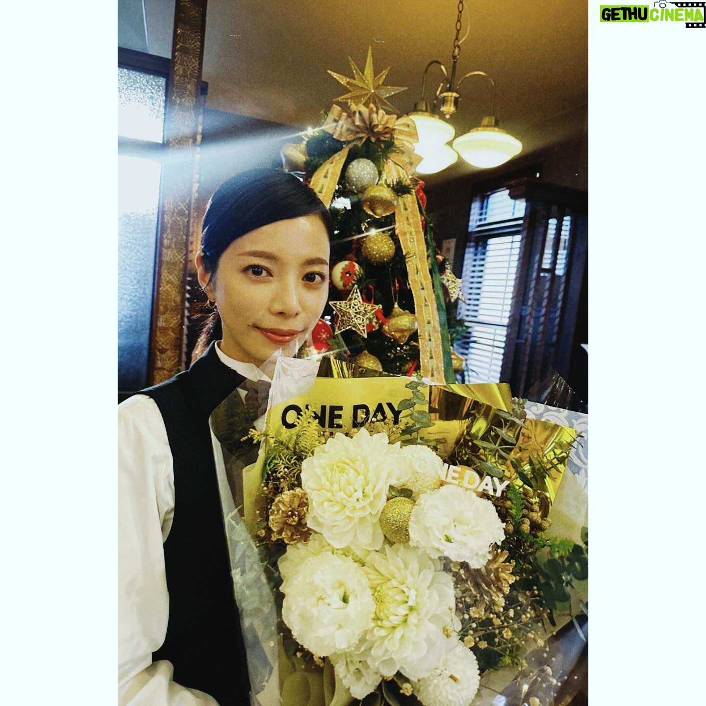 Yuki Sakurai - 22.1K Likes - 皆様こんばんは
「ONE DAY~聖夜のから騒ぎ~」最終回、ご視聴いただきありがとうございました。
みんなの幸せなクリスマスを見届ける事ができて良かったです
天樹くんと再会出来て梅雨美も幸せでした
メインディッシュを本当に最後まで知らされておらず、撮影のリハーサルでゆで卵を運ばされた時が一番衝撃だった事は秘密です
本当にありがとうございました
おやすみなさい
桜井