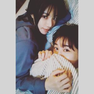Yuki Sakurai Instagram - 皆様こんばんは

ボーイフレンド降臨！第3話、今夜11時より放送です。

雨にも風にも負けず日々楽しく撮影しております

すっかり秋ですね

肌寒くなってきましたね

という事で

合間に添い寝してみました

皆様良い一日を

　　　　　　　　　　　　　　　　　　　桜井