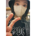 Yuki Sakurai Instagram - 皆様こんにちは 今日も暑いですね。 暑いですが、今日はテンションぶち上がりな出来事があったので桜井は俄然元気です わたしが愛してやまない、推しの柴犬君動画のこむぎとわらびという子達がいるのですが。 なんと、今日動画を観てましたら、私が以前出演させていただいた「柴公園」という映画を観られていたんです。 という事は、ですよ こむぎとわらび様に私の姿を見ていただけたという事ですよね 声を聞いていただけたという事ですよね もう、最高です。ありがとうございます。 これで明日も仕事頑張れます はあ、うれし。 嬉し過ぎて自撮りしちゃったよ 　　　　　　　　　　　　　　　　　　桜井