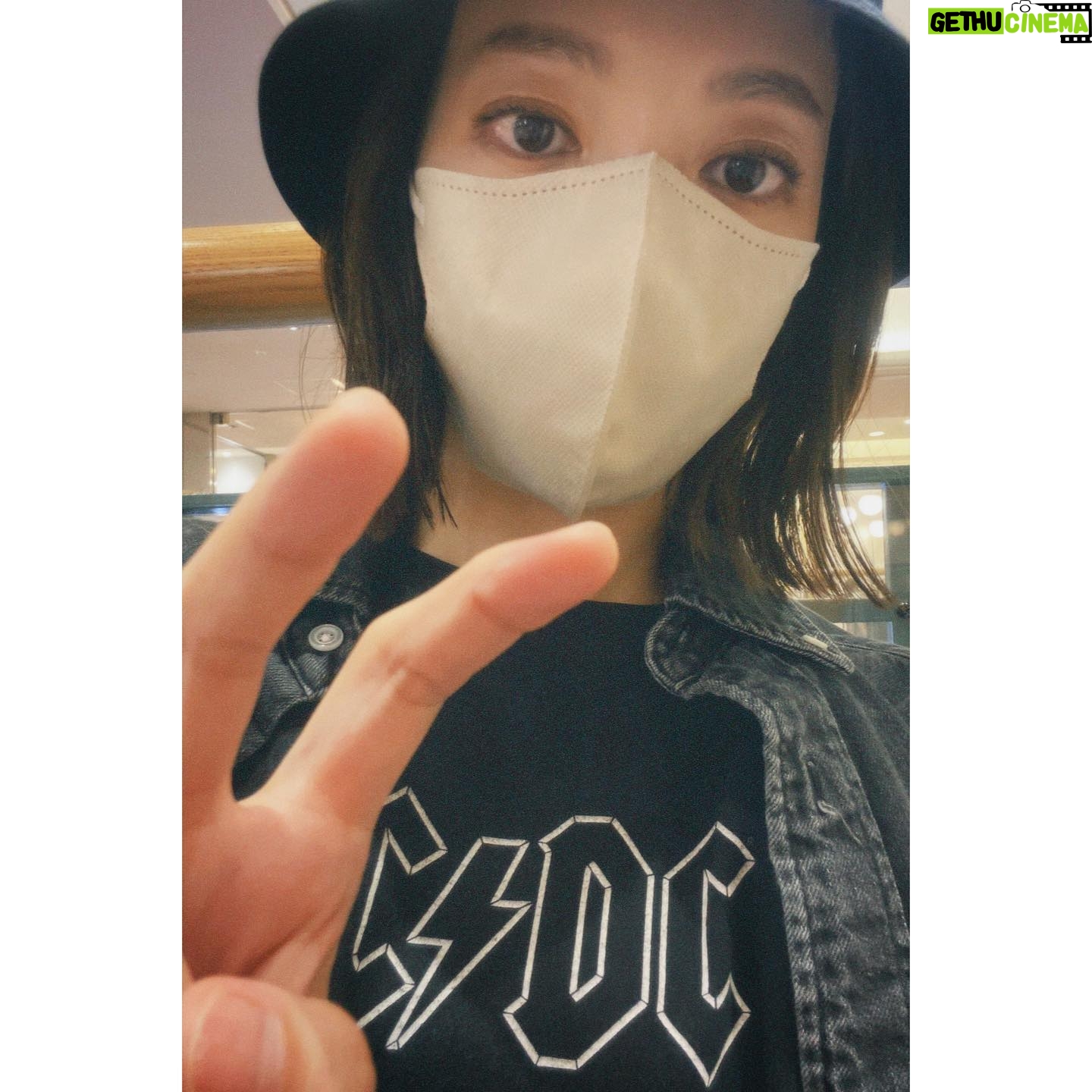 Yuki Sakurai - 19.6K Likes - 皆様こんにちは
今日も暑いですね。
暑いですが、今日はテンションぶち上がりな出来事があったので桜井は俄然元気です
わたしが愛してやまない、推しの柴犬君動画のこむぎとわらびという子達がいるのですが。
なんと、今日動画を観てましたら、私が以前出演させていただいた「柴公園」という映画を観られていたんです。
という事は、ですよ
こむぎとわらび様に私の姿を見ていただけたという事ですよね
声を聞いていただけたという事ですよね
もう、最高です。ありがとうございます。
これで明日も仕事頑張れます
はあ、うれし。
嬉し過ぎて自撮りしちゃったよ
桜井