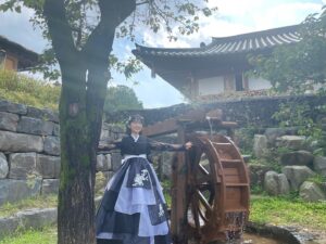 Yukika Teramoto Instagram - 가끔 나도 모르게 얼굴이 저절로 움직여서 딱히 재미도 없는데 웃고 있을 때도 있는데 이건 진짜 기분 좋아서 웃는 찐표정🌾예쁜 거 입으면 기분 좋아.