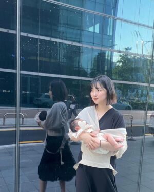 Yukika Teramoto Instagram - ついにベビーカーの練習🤍
いまのところ２分が限界🥲
結局抱っこで移動w

드디어 유모차 연습 시작🤍
2분이 한계라 결국 안고 다녀요 ㅋㅋ

#赤ちゃんのいる生活 #육아