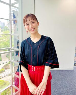 Yukino Yamamoto Instagram - ⚾️
衣装とおにぎりと、
幼馴染が出版祝いにくれたおにぎり柄のポーチです🥹

#衣装 : @and_ellecy 
@titeinthestore_official 
@dresslaveofficial 
@lois_crayon_official 

🍙九頭竜まいたけ🍄