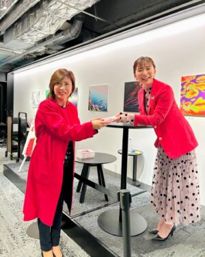 Yukino Yamamoto Instagram - 🩷
さきほど、本のお渡し会を終えました。
200人の方が来てくださり、おひとりおひとりとお話できて、夢のような時間でした！

お渡し会、最後のひとりは母😂
私よりピンクでした！笑

「毎朝元気をもらっています」「1日の活力です」と、
みなさんから嬉しい言葉ばかりもらい、
こんな自分でも、誰かに元気や笑顔を届けられているのだと、込み上げるものがありました。

本を書くということは、今日につながっていたんだなと思うほど、
私がみなさんから力をいただき、もっと頑張りたいと心から思いました！
アナウンサーになってよかったです！

油断すると、泣いてしまいそうなお渡し会でした。
こんな幸せな気持ちにしていただき、本当にありがとうございます！

そして、なかなかネットニュースにならない私ですが笑
今日はたくさんの記者の方が来てくださり、緊張で支離滅裂な私のコメントを素敵な記事にしてくださいました。
改めて感謝申し上げます！

わざわざ来てくれた古田さん！🥹
スタッフさんや親友たち。
まるで結婚式のようでした😂
本当にありがとう！

ご尽力くださった蔦屋書店のみなさま、ワニブックスのみなさま、本当にありがとうございました！！

#ホップステーップピンク
#山本雪乃ができるまで

みなさま、お手紙やお花、プレゼントも本当にありがとうございます。