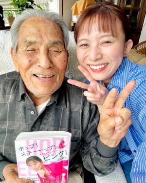 Yukino Yamamoto Instagram - 👴
『また会えたな〜』と、恒例の握手をしました！👴

まさかの、22回、本を読んでくれていました😳
世界記録🌍笑

毎日退屈な時や寝る前に読んでいるそうです。
嬉しいです。
本を書かせてもらえて、本当によかった🥹

そして、実家の犬はとても大きくなっていました🐶笑

幼馴染の親友にも会えて、地元の味も堪能して、
最高の休日でした☺️
明日からまたよろしくお願いいたします！