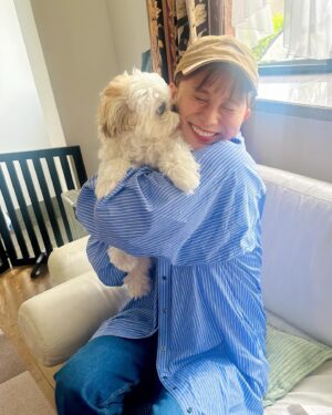 Yukino Yamamoto Instagram - 👴
『また会えたな〜』と、恒例の握手をしました！👴

まさかの、22回、本を読んでくれていました😳
世界記録🌍笑

毎日退屈な時や寝る前に読んでいるそうです。
嬉しいです。
本を書かせてもらえて、本当によかった🥹

そして、実家の犬はとても大きくなっていました🐶笑

幼馴染の親友にも会えて、地元の味も堪能して、
最高の休日でした☺️
明日からまたよろしくお願いいたします！