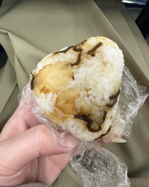 Yukino Yamamoto Instagram - 🍏
おはようございます！
衣装とおにぎりです♡

今週から新しいおにぎりがスタートしています！
モーニングショーの時からお世話になっている
ふたむらさんが、またまた実家に福井のお米とご飯のお供を送ってくれました🥹 @cfutamura 

おつまみ系まで、母がおにぎりにしまして😂

🍙へしこポテトチップス⭐️
🍙ソースカツ丼のカツ←みんな食べたことある駄菓子のあれです🐟🐷

優しさに、本当に本当に元気もらえます🥲
まだまだ福井シリーズあるので、楽しみにしてます🍙

#衣装 : @ladymade_official 
@apaiserlame_official 
@wildlily_daikanyama