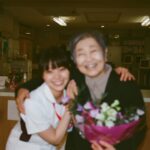 Yukino Kishii Instagram - 『お別れホスピタル』 明日夜10時からNHK総合で第三話の放送です！！ フィルムカメラで、ピン子さんと木村さんにピントが合わず申し訳ないしさみしかったのですが、ぼやけててもとても良い笑顔だ！とわかるから好きな写真です。 すばらしい共演者の皆様とスタッフさんと物語を立ち上げる時間はかけがえのないものです。 お別れホスピタルでは、見て見ぬふりをしているのともちがう、あらためて空気の存在に気づく、みたいな瞬間がよくありました！ 今回も皆様の心に届きますように。