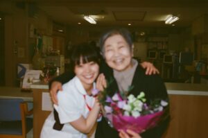 Yukino Kishii Instagram - 『お別れホスピタル』
明日夜10時からNHK総合で第三話の放送です！！
フィルムカメラで、ピン子さんと木村さんにピントが合わず申し訳ないしさみしかったのですが、ぼやけててもとても良い笑顔だ！とわかるから好きな写真です。
すばらしい共演者の皆様とスタッフさんと物語を立ち上げる時間はかけがえのないものです。
お別れホスピタルでは、見て見ぬふりをしているのともちがう、あらためて空気の存在に気づく、みたいな瞬間がよくありました！
今回も皆様の心に届きますように。