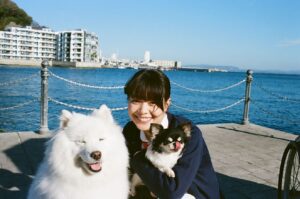 Yukino Kishii Instagram - 『お別れホスピタル』
明日夜10時からNHK総合で第三話の放送です！！
フィルムカメラで、ピン子さんと木村さんにピントが合わず申し訳ないしさみしかったのですが、ぼやけててもとても良い笑顔だ！とわかるから好きな写真です。
すばらしい共演者の皆様とスタッフさんと物語を立ち上げる時間はかけがえのないものです。
お別れホスピタルでは、見て見ぬふりをしているのともちがう、あらためて空気の存在に気づく、みたいな瞬間がよくありました！
今回も皆様の心に届きますように。